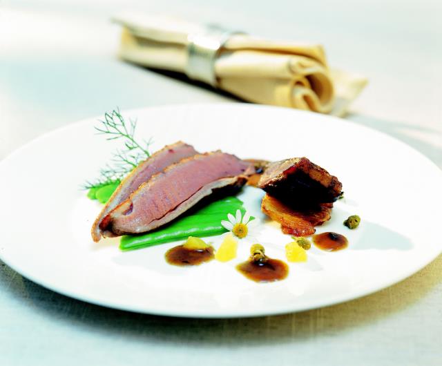 Une recette de Jean-Marie Dumaine (Vieux Sinzing, à Sinzig, en Allemagne) : Canard farçi à la camomille, compote d'ananas.
