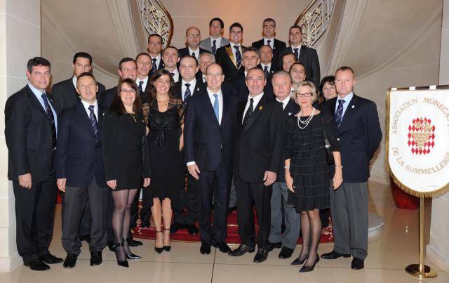 SAS Albert II de Monaco (au centre) s'est joint au sommeliers pour la photo de famille du gala 2012 de l'association.