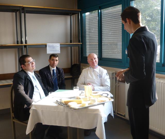 L'épreuve d'identification de 10 fromages AOP, avec les présences de Franck Languille et Pierre Gay, MOF Fromager 2011.