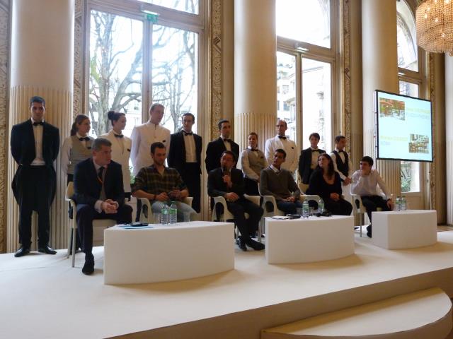 De gche à dte : Denis Courtiade, directeur de restaurant du Plaza Athénée à Paris, Romain Crusot, maître d'hôtel du restaurant Noma à Copenhague (Danemark), Christophe Pham Van, professeur de salle au lycée Storck à Guebwiller (67), trois jeunes - Mohamme