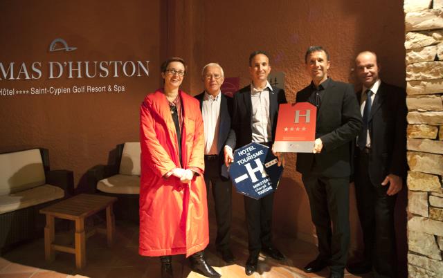 Annick Fantin directrice commerciale, Guy Lormand, Xavier Lormand, Thibault Lormand et Patrick Brunet Yield Manager devant le  Mas Huston.