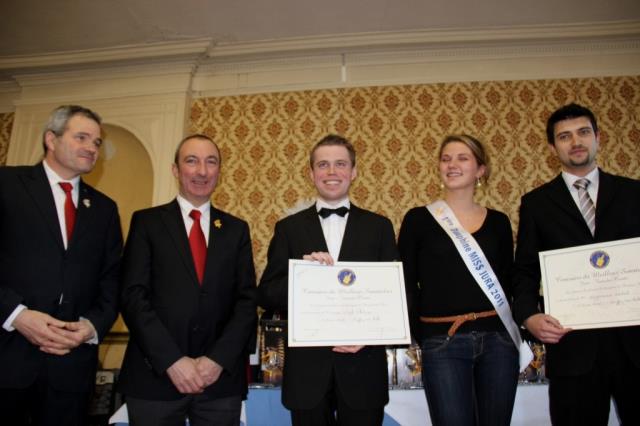 Philippe Munos, Michel Hermet et la dauphine de Miss Jura ont félicité les lauréats : Philippe Vogel et Gabriel Angermaier.