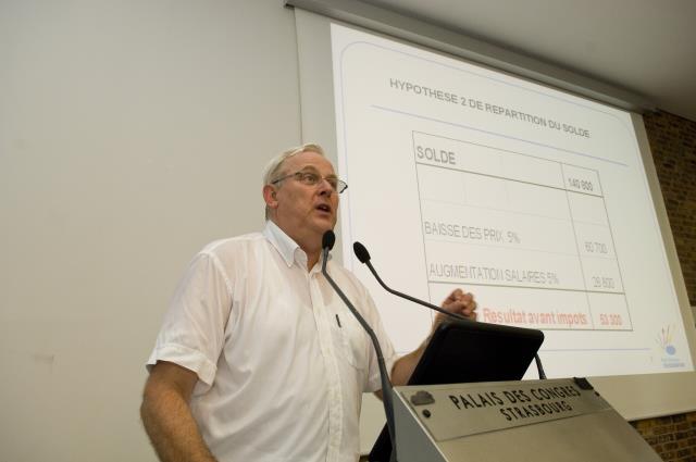 Roger Sengel à la tribune pour l'explication des nouveaux avantages des salariés