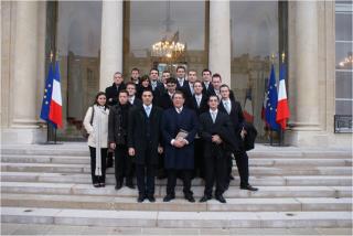 Les apprentis en BTS hôtellerie-restauration de Tecomah sur les marches du Palais de l'Elysée.