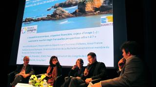 Biarritz : auditorium du palais des congrès Le Bellevue, Pour animer la table ronde de g à d : Jean...