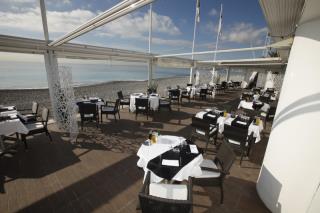 La terrasse chauffée et couverte permet une ouverture à l'année.