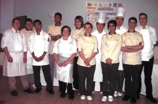 Les 12 élèves participants au concours sarthois 'Les Jeunes Toqués du Bonheur dans la cuisine 2012'...