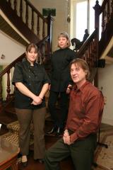 Herminie, Catherine et Philippe Sandrin, au coeur de cette demeure qui est devenue leur restaurant.