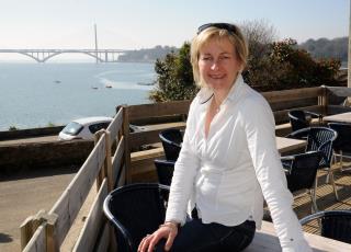 Nadine Guéganton sur la terrasse surplombant l'elorn, au fond le pont de l'Elorn et le goulet de...