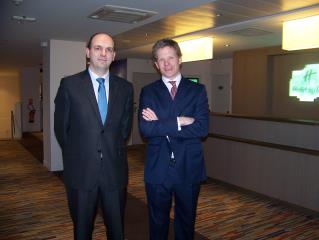Fabrice Lipinski (à gauche), directeur de l'hôtel au côté d'Anthony Pallier, président de la...