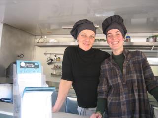 Delphine Richard et Christelle Fébra dans leur Biocamion.