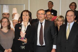 Au centre Isabelle Girod, directrice du Mercure Grenoble Président trophée en main avec à sa gauche...