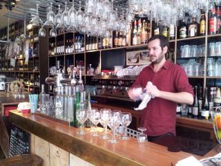 Loïc Fredouille, gérant du restaurant, derrière le comptoir veille sur le service du midi