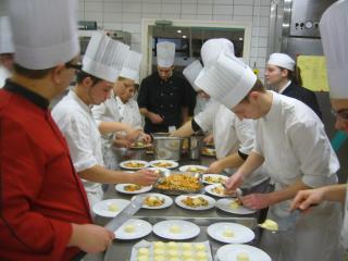 En cuisine, au lycée Jacques Coeur de Bourges, lors du repas organisé au profit des Restos du...