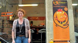 Dans le quartier Saint-Pierre à Bordeaux Ophélia Bazeugeaud  décline le meilleur du poulet dans un...
