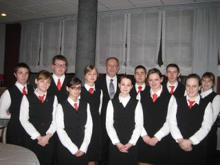 Thierry Millet (au centre), meilleur ouvrier de France 2011 dabns la catégorie maitre d'hôtel, du...