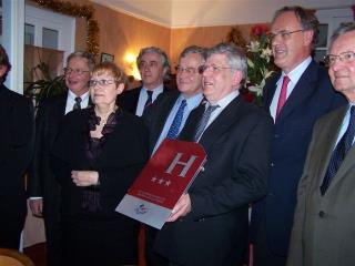 De g à d : Francis Bouquerel, maire de Sées, Hélène Bellier, François Browne de Kilmaine, directeur...