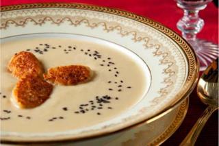 Velouté de cœur de palmier aux quenelles de chèvre sec