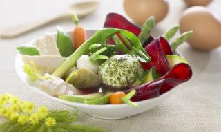 Légumes de printemps dans un bouillon au basilic, œuf mollet et émincé de poulet.