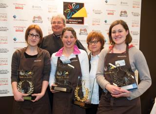 De gche à dte : Annabelle Leple (3e), la lauréate Lyre d'Or Jennifer Dumoret, et Emmanuelle Regnery...