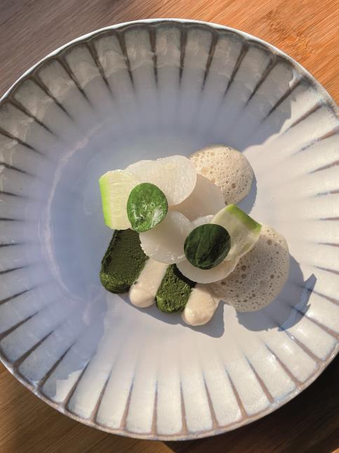 Une recette de Kévin Gardien - Merlu de ligne, navet confit, cresson de Huismes et bouillon au miso de Touraine