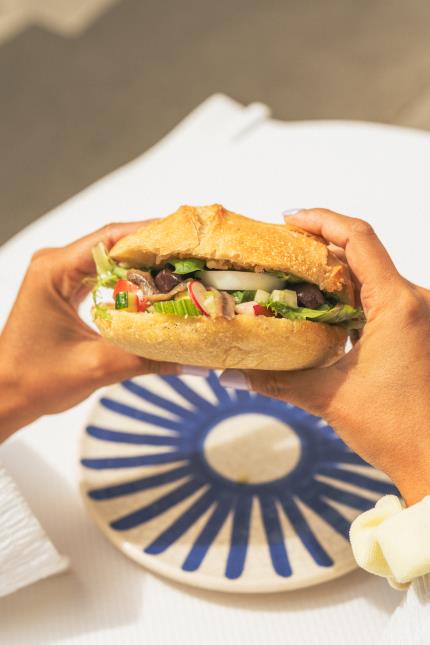 Pan Bagnat servi aux Niçois, à Paris. 