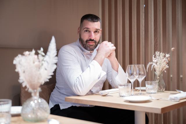 Romain Leydier revendique une cuisine très travaillée mais accessible, dans son restaurant Le Champ de Mars.