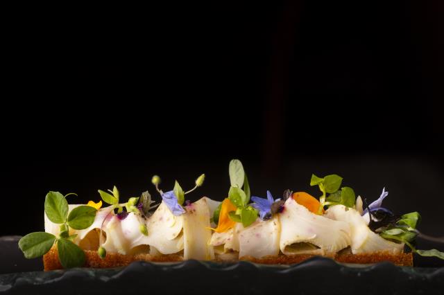 Composition d’artichauts des Costières - Comme une salade et Taureau de Camargue fumé - Croustille d’aromates - Fraîcheur de cœur d’artichaut
