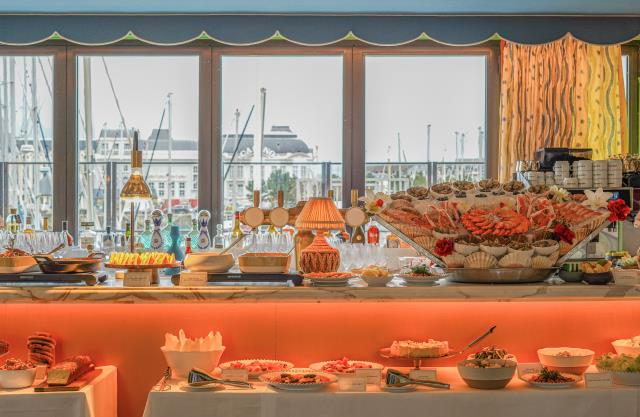 Le Deauville, sur le port de Deauville, a ouvert l'automne dernier.