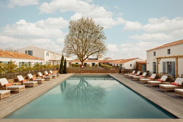 Piscine, Spa Nuxe et platane séculaire à La Mission, ancien canton de garnison transformé en école, puis aujourd'hui en hôtel 4 étoiles.