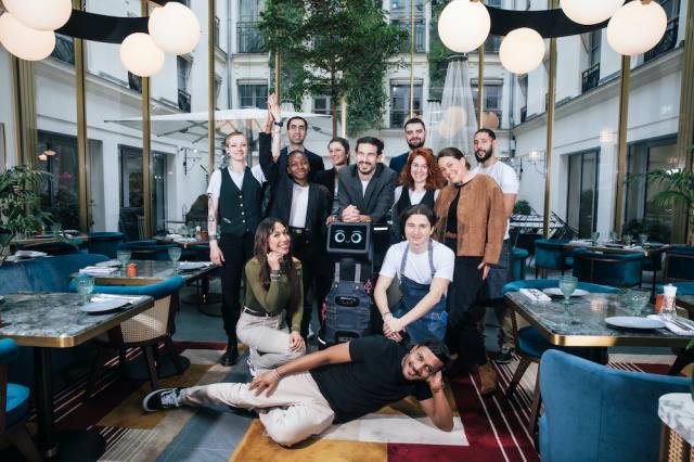 Les équipes de l'hôtel parisien Kimpton St Honoré ont adopté Bryan, un robot hybride, polyglotte et commandé par l’IA.