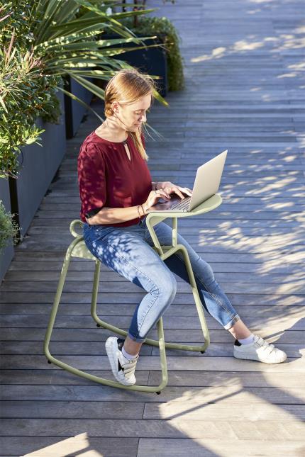 ADADESK couleur Cactus, de Fermob, une assise à bascule pour se reposer et une tablette pour travailler en toute sérénité.