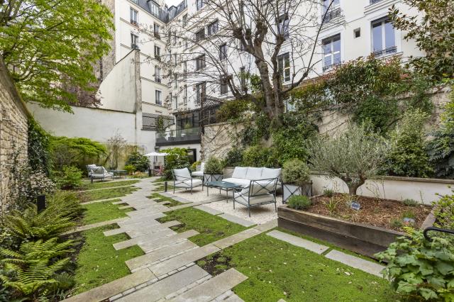 Un jardin réunit les deux immeubles de Maison Boissière by Barnes.