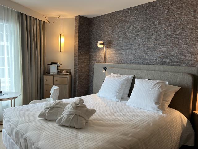Une chambre rénovée de l'Oceania Saint-Malo.