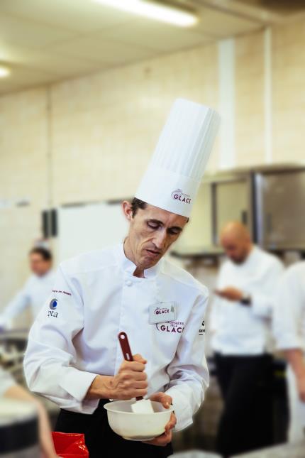 José Carlos Fariña Pouso, directeur technique de Area Doce – Reyvi, Pontevedra (Espagne). Il remporte le concours avec son dessert à l’assiette en espagnol : Taco de Alto el Sol con sus matices, et son dessert à la coupe : Marrón.