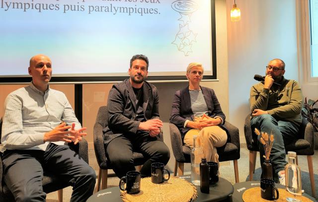 Les intervenants de la table ronde : (de gauche à droite) Simon Dauphin, restaurateur et consultant pour KPMG, Denny Imbroisi, chef et propriétaire, Laura Stagno, directrice commerciale de Lightspeed, et Thomas Zeitoun, cofondateur de Zenchef. 