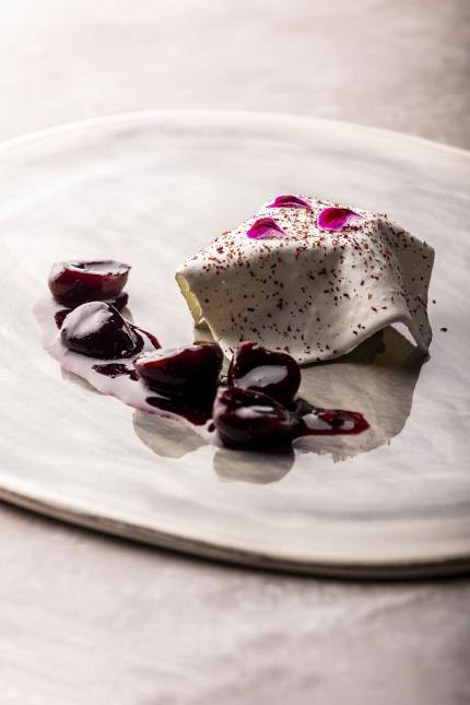 Comme un Plumetis parsemé de poussière de roses,  Cerises « Folfer » mi-confites dans un miroir de vin des costières infusé au Pélargonium,  crème glacée à l’origan  doré