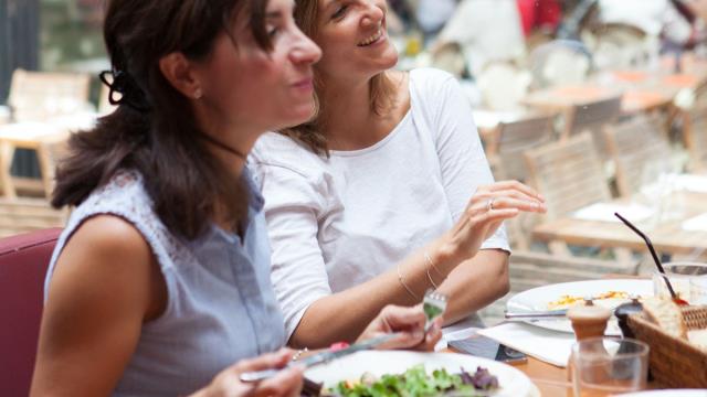 94 % des salariés français envisagent de diminuer leurs dépenses au resto à l’heure de la pause déjeuner en 2024.