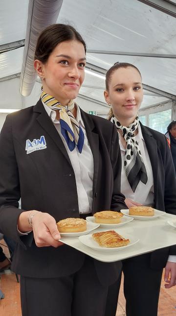 Les élèves du lycée Albert de Mun ont concocté les desserts et assuré le service du déjeuner sur le chantier de Notre-Dame.