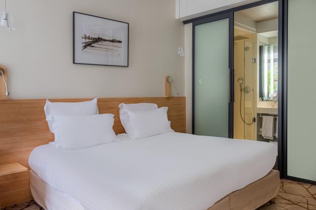 Une chambre Deluxe avec balcon au Grand Hôtel français, à Bordeaux.