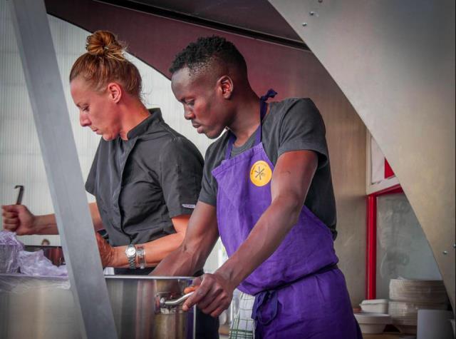 Lors de l'événement, les chefs réfugiés cuisinent avec des chefs français.