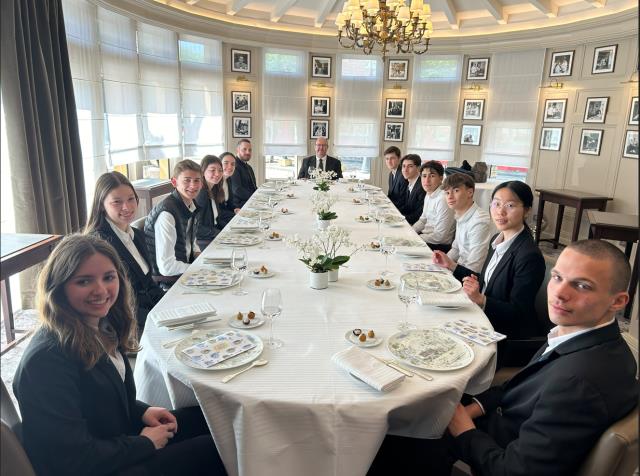 Les STHR de St-Bénigne au restaurant avec leur Directeur Dominique Leger