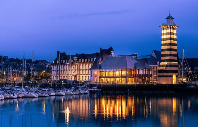 Le Deauville, sur le port de Deauville, recrute pour la saison d'été.