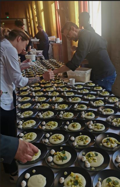 Préparation des plats pour 160 convives