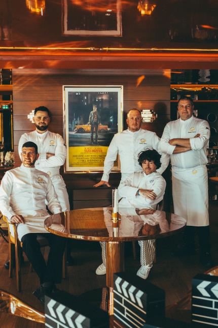 Alexandre Elia ( chef Executif) et Jean Imbert (assis); Christophe Nannoni ( Chef de La Palme d'Or), Matthieu Molero ( Sous-Chef Executif) et Loic Voron ( Chef Pâtissier La Palme d'Or).