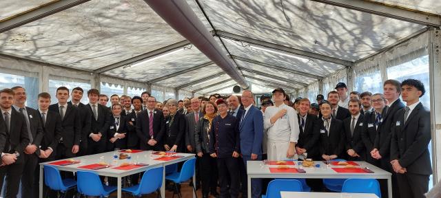 Autour de Patrice Hauchard, directeur du lycée Albert de Mun, la centaine d'élèves mobilisés pour assurer le service du déjeuner sur le chantier de Notre-Dame.