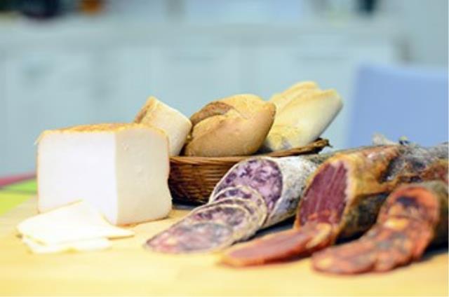 Les charcuteries et formage font partie des exceptions aux produits bruts qui peuvent entrer dans un plat fait maison