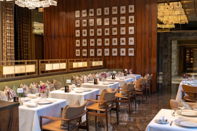 La Brasserie du Royal Mansour Casablanca possède tous les codes de la brasserie parisienne : banquettes et boiseries, miroirs, lustre monumental, service de table en porcelaine blanche et sa verrerie fine.