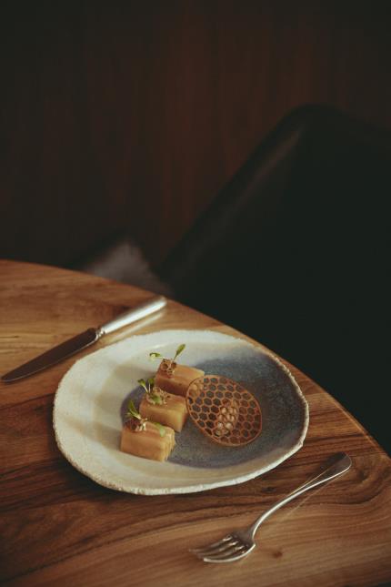 La terrine de légumes racines par le chef Romain Barthe à l'Auberge de Clochemerle, des produits peu coûteux twistés en version gastronomique et festive !