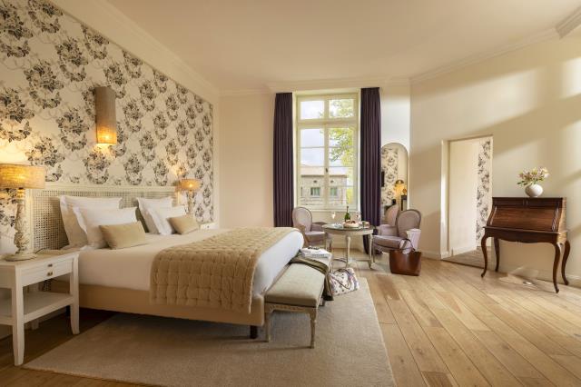 L'une des chambres du château Les Oliviers de Salettes.